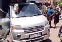 1759599057514-minibus-tabrak-warung-sembako-1759585830383_169