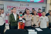 1759772634433-polisi-saat-menunjukkan-senpi-yang-dipakai-pelaku-untuk-menembak-pria-di-oki-1759754833692_169