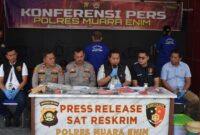 1760074619114-polres-muara-enim-konferensi-pers-dugaan-korupsi-dana-desa-oleh-eks-kades-darmo-kasih-1760013385309_169