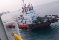 1760074753082-kmp-sebuku-saat-dibantu-kapal-tunda-1760057248863_169