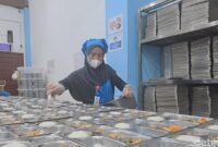 1760441660430-relawan-sppg-prabumulih-menempatkan-lauk-pauk-di-ompreng-saji-dalam-ruang-pemorsian-dapur-mbg-ruang-khusus-1760416162706_169