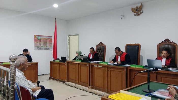 1760614499755-prasetyo-boeditjahjono-mantan-pejabat-di-kementerian-perhubungan-kemenhub-menjalani-sidang-dakwaan-kasus-dugaan-korupsi-di-pen-1760601581377_169