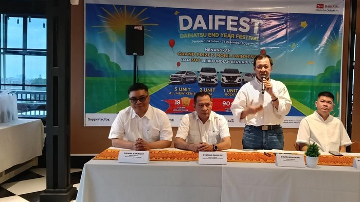 1761348034542-kepala-wilayah-astra-daihatsu-sumbagsel-david-gunawan-memaparkan-jika-kendaraan-niaga-mengalami-peningkatan-penjualan-cukup-si-1761320884080_169