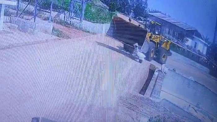 1761391862898-pekerja-pabrik-tewas-terlindas-kendaraan-berat-1761362941752_169
