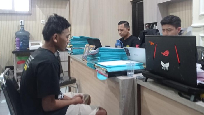 1761456618586-pemuda-jember-yang-memerkosa-mahasiswi-korban-sempat-mengadu-ke-kades-tapi-malah-disarankan-menikahi-pelaku-1761398220450_169