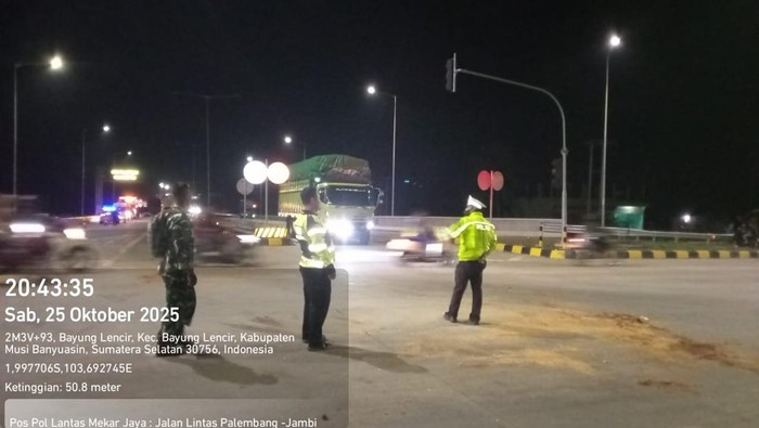 1761478311546-polisi-saat-olah-tkp-kecelakaan-maut-di-muba-1761459980230_169