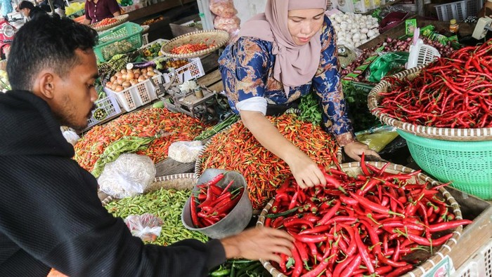 1761478327525-harga-cabai-makin-pedas-di-palangka-raya-tembus-rp-100-ribukg_169