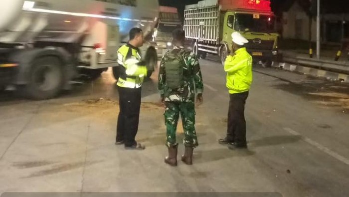 1761478381563-saat-pihak-kepolisian-melakukan-olah-tkp-dilokasi-kejadian-sepeda-motor-tabrak-truk-di-muba-1761459195725_169