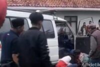 1761499873581-beredar-di-medsos-seorang-sopir-ambulans-meninggal-dunia-sesaat-setelah-mengantar-jenazah-di-panjalu-ciamis-1761455862332_169