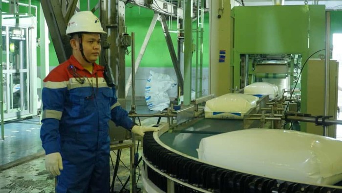 1761499903975-petugas-mengecek-proses-pengantongan-polytam-1761402146001_169