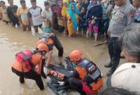 1761499920360-tim-sar-mengevakuasi-mayat-wanita-di-sungai-babeko-bungo-jambi-1761479785083_169