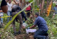 1761543156513-polisi-membongkar-makam-bayi-pasangan-anak-punk-yang-dikuburkan-di-kebun-warga-jambi-1761490179526_169