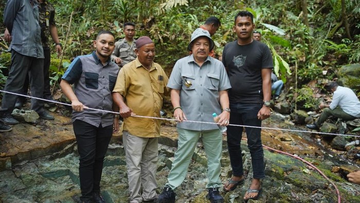 1761564943215-foto-rombongan-bupati-nagan-raya-teuku-raja-keumangan-berdiri-di-atas-batu-giok-raksasa-yang-baru-ditemukan-foto-diskominfo-na-1761233895918_169