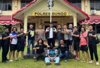 1761586505757-pelaku-pembunuhan-wanita-di-jambi-saat-ditangkap-polisi-1761560589196_169