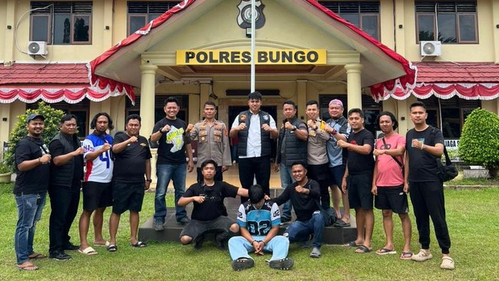 1761586505757-pelaku-pembunuhan-wanita-di-jambi-saat-ditangkap-polisi-1761560589196_169