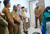 1761629673934-gubernur-jambi-saat-mendengar-prestasi-dari-dr-anton-soal-alat-bedah-jantung-di-rsud-jambi-1761613281399_169