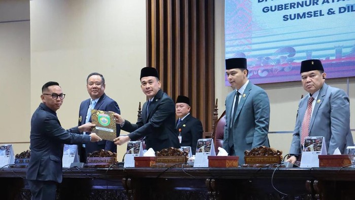 1761629695394-penyerahan-pandangan-fraksi-terhadap-2-raperda-inisiatif-dprd-sumsel-kepada-pimpinan-1761613017005_169