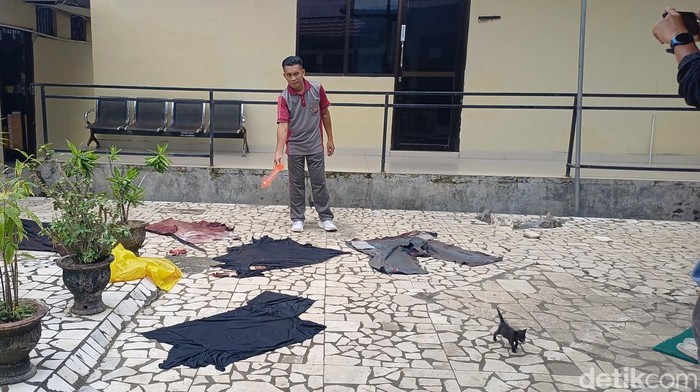 1761672768734-polisi-olah-tkp-duel-maut-2-pria-di-pangkep-1761638934030_169