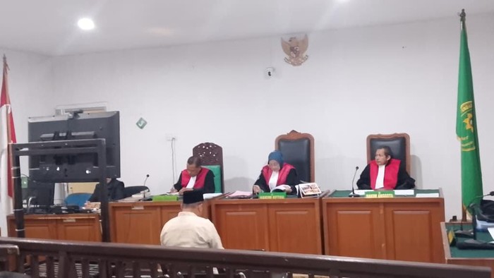 1761716204533-mantan-kades-lirik-okimengikuti-sidang-tuntutan-di-pengadilan-tipikor-palembang-1761701289695_169