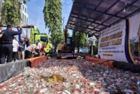 1761737758737-pemusnahan-rokok-ilegal-dan-miras-1761720161779_169