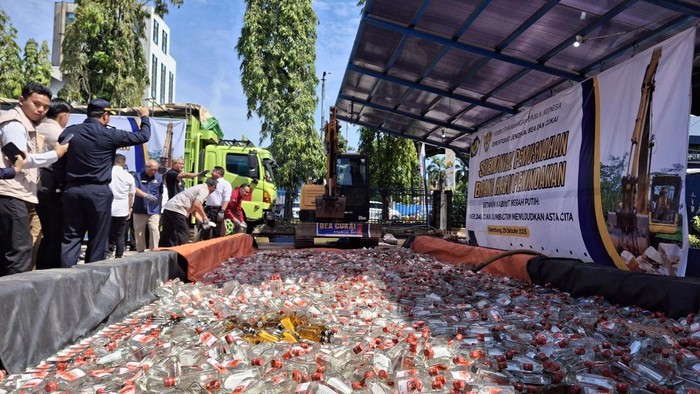 1761737758737-pemusnahan-rokok-ilegal-dan-miras-1761720161779_169