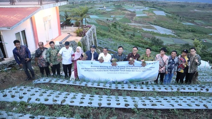 1761737769457-sumsel-dan-sumbar-jalin-kerja-sama-lewat-komoditas-bawang-merah-1761717986336_169