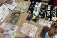 1761737780259-barang-bukti-pelat-kendaraan-hingga-stnk-dan-bpkb-palsu-1761716971624_169