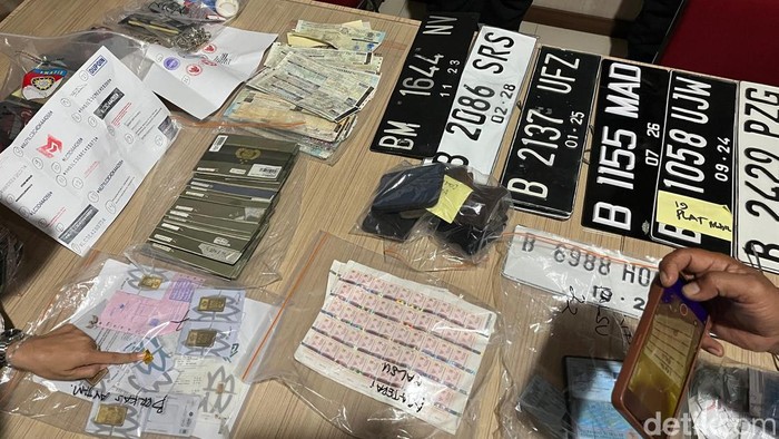 1761737780259-barang-bukti-pelat-kendaraan-hingga-stnk-dan-bpkb-palsu-1761716971624_169