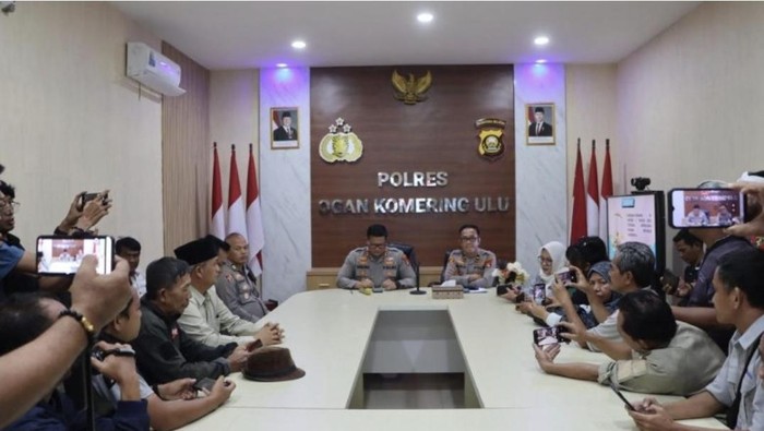 1761737785906-kapolres-oku-akbp-endro-aribowo-menjelaskan-kronologi-peristiwa-penembakan-terhadap-perusak-pos-polisi-1761716266135_169