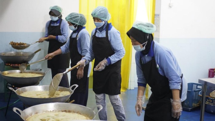 1761737824325-proses-memasak-dan-mengolah-di-dapur-sppg-polres-lubuklinggau-1761710721034_169