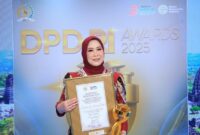 1761759308548-ketua-tp-pkk-provinsi-sumatera-selatan-hj-febrita-lustia-herman-deru-saat-menerima-dpd-awards-2025-1761742950391_169