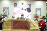 1761802631972-wali-kota-palembang-ratu-dewa-menerima-penyerahan-kain-songket-dari-warga-australia-1761784789063_169