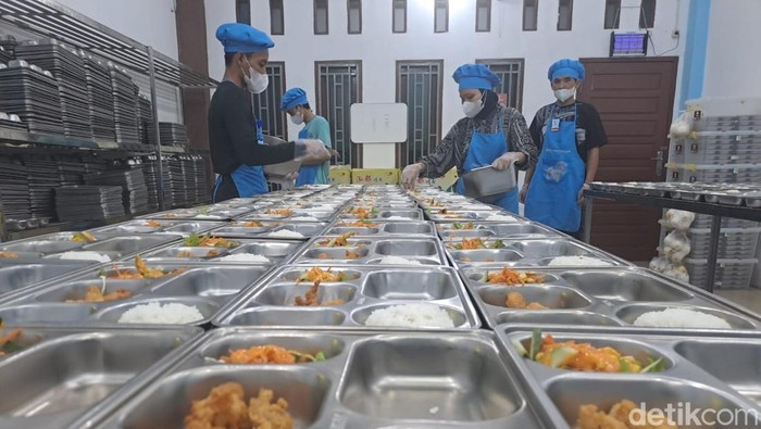 1761824368466-pemorsian-di-dapur-mbg-prabumulih-timur-dengan-penopang-cahaya-lampu-dari-listrik-dan-ac-untuk-menjaga-suhu-ruangan-tetap-ding-1761815179625_169