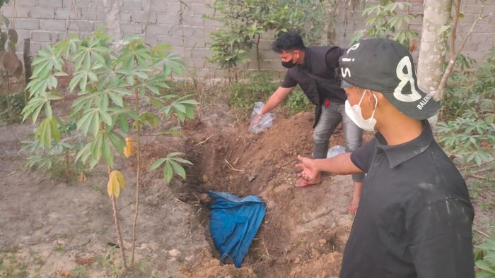 1761824536635-penemuan-mayat-pria-terbungkus-terpal-di-perawang-siak-riau-dok-polres-siak-1761791873032_169