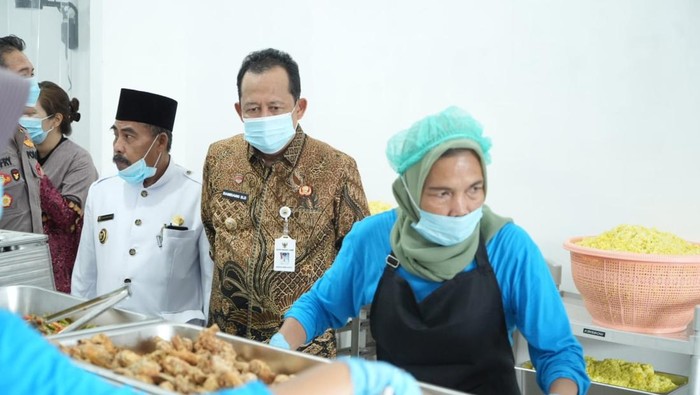 1761845830799-bupati-bbs-saat-mengecek-sppg-buat-mbg-di-muaro-jambi-1761802591742_169