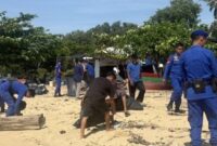 1761866426344-aksi-bersih-pantai-oleh-polres-bangka-barat-dan-warga-pesisir-1761837453686_169