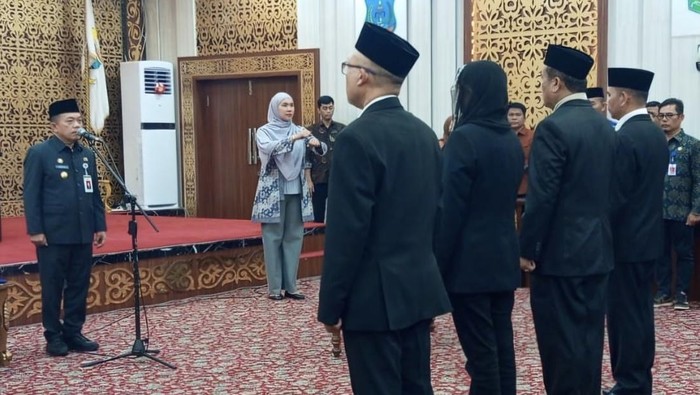 1761866432192-al-haris-saat-lantik-4-pejabat-eselon-ii-hasil-lelang-jabatan-1761837074861_169