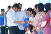1761889071573-herman-deru-saat-memberikan-bantuan-kepada-masyarakat-ogan-ilir-1761837868796_169