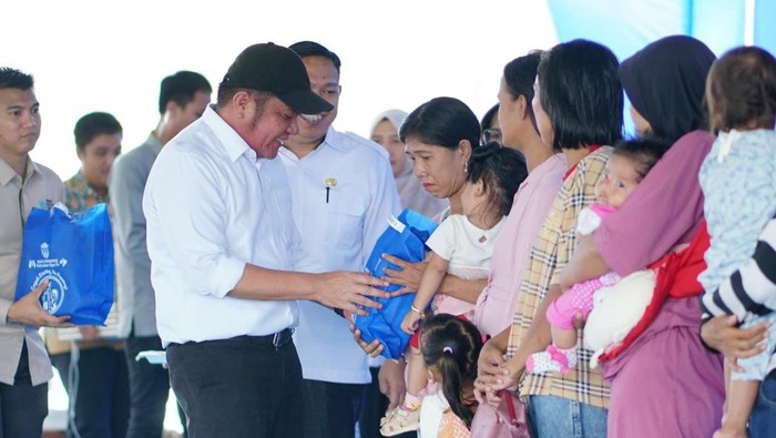 1761889071573-herman-deru-saat-memberikan-bantuan-kepada-masyarakat-ogan-ilir-1761837868796_169