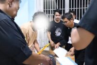 1761889147098-pelaku-saat-diamankan-petugas-lapas-kotabumi-1761872863162_169