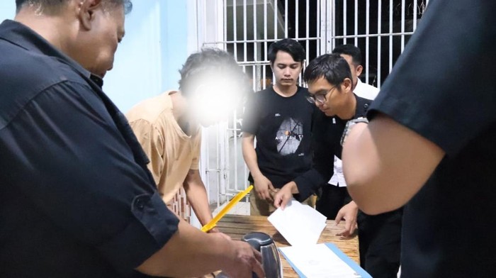 1761889147098-pelaku-saat-diamankan-petugas-lapas-kotabumi-1761872863162_169