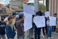 1761910565030-mahasiswa-demo-di-polda-jambi-usai-kejadian-rentetan-pencurian-sepeda-motor-di-mendalo-muaro-jambi-jambi-1761902471635_169