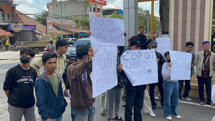 1761910565030-mahasiswa-demo-di-polda-jambi-usai-kejadian-rentetan-pencurian-sepeda-motor-di-mendalo-muaro-jambi-jambi-1761902471635_169