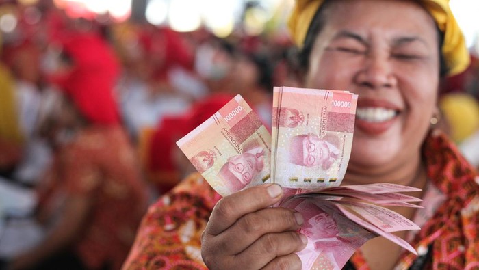 1761910634298-senyum-semringah-buruh-pabrik-rokok-terima-blt-rp-14-juta-dana-hasil-cukai-2_169