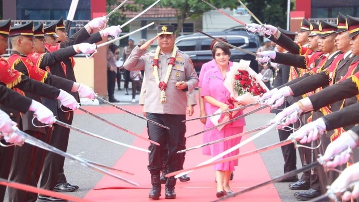 1761910672432-irjen-viktor-t-sihombing-resmi-menjabat-kepala-kepolisian-daerah-kapolda-bangka-belitung-babel-hari-ini-viktor-tiba-di-mapolda-1761888745308_169