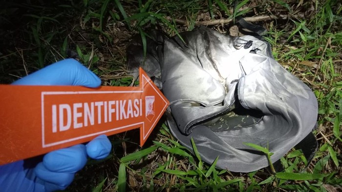 1761910709475-polisi-saat-olah-tkp-lokasi-penemuan-jasad-bayi-dalam-tas-gendong-di-lampung-selatan-1761888379843_169