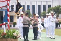 1761932002352-serah-terima-pataka-surakarya-manggala-satya-dari-irjen-hendro-pandowo-kepada-irjen-viktor-t-sihombing-1761905456617_169