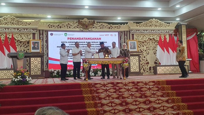 1761932018843-penandatanganan-nota-kesepahamaman-dilakukan-menhub-dan-gubernur-sumsel-untuk-pembanguna-pelabuhan-tanjung-carat-1761900969120_169