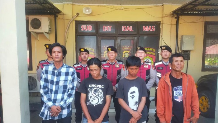 1761975068480-tampang-4-pelaku-pungli-di-pasar-16-ilir-saat-diamankan-polisi-1761917856075_169