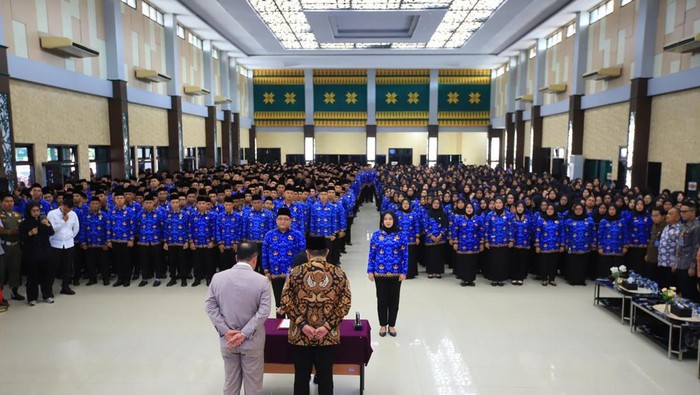 1761975165119-herman-deru-saat-melantik-pppk-tahap-ii-1761917044476_169